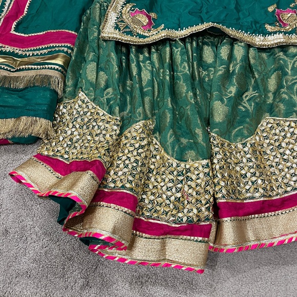 Elegant Green and Gold wedding dress - Picture 3 of 8